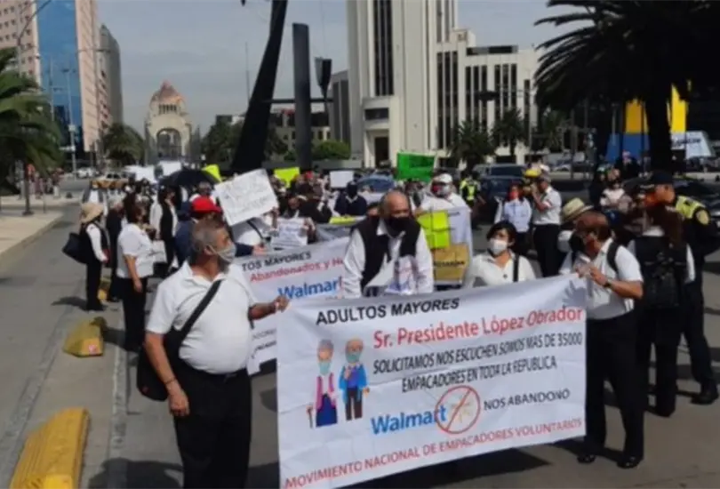 ¡No nos discriminen!, piden abuelitos empacadores durante protesta en CDMX ¡No nos discriminen!, piden abuelitos empacadores durante protesta en CDMX