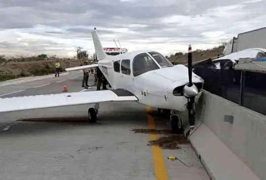 Avioneta aterriza de emergencia en autopista de Guadalajara