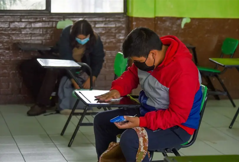 Autorizan aplicaci&oacute;n de la primera vacuna contra COVID-19 para adolescentes