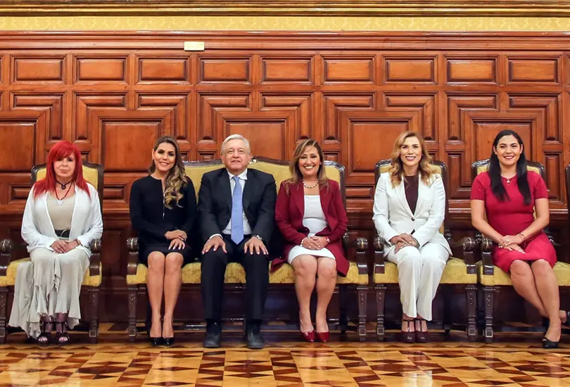 AMLO recibe a los 11 gobernadores electos de Morena AMLO recibe a los 11 gobernadores electos de Morena