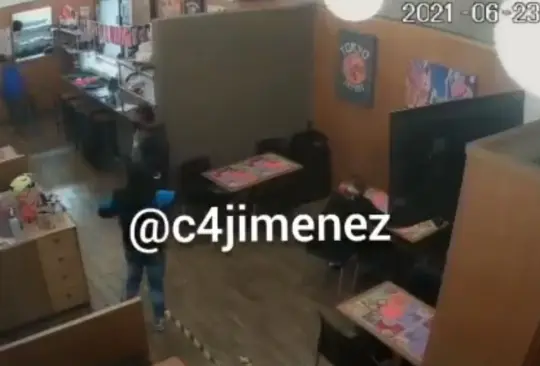 En menos de un minuto, sujetos asaltan a comensales en restaurante de la CDMX