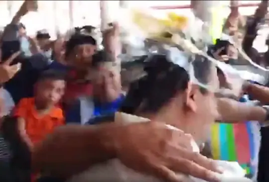 Por malos manejos, habitantes de Michoacán lanzan huevos a alcalde Por malos manejos, habitantes de Michoacán lanzan huevos a alcalde