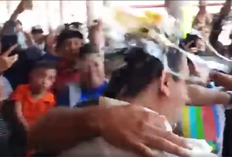 Por malos manejos, habitantes de Michoac&aacute;n lanzan huevos a alcalde