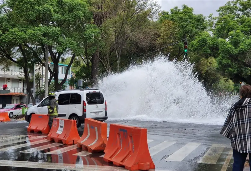 Megafuga de agua afecta a 15 casas y un local al sur de la CDMX Megafuga de agua afecta a 15 casas y un local al sur de la CDMX