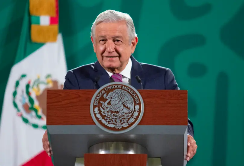 AMLO tacha de racista mofa de Arath de la Torre sobre Voladores de Papantla