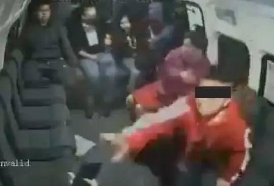 Ladrón obliga a niño a que lo ayude durante asalto a una combi Ladrón obliga a niño a que lo ayude durante asalto a una combi