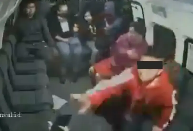 Ladr&oacute;n obliga a ni&ntilde;o a que lo ayude durante asalto a una combi