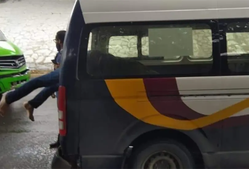 Motociclista se incrusta en el vidrio trasero de una combi en el Edomex 