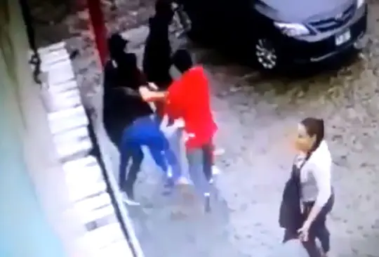 Captan en video secuestro de la dueña de un restaurante en Apatzingán