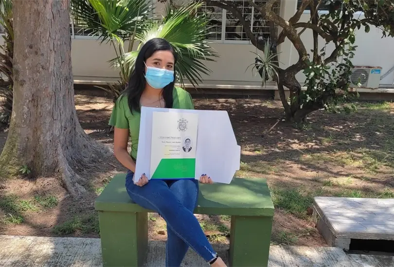 Joven que vendía dulces para pagar sus estudios posa con su título Joven que vendía dulces para pagar sus estudios posa con su título