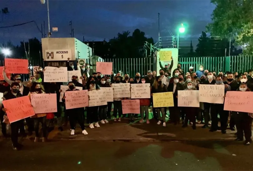 Ri&ntilde;as y balazos frente a la sede del PRI; exigen renuncia de Alito