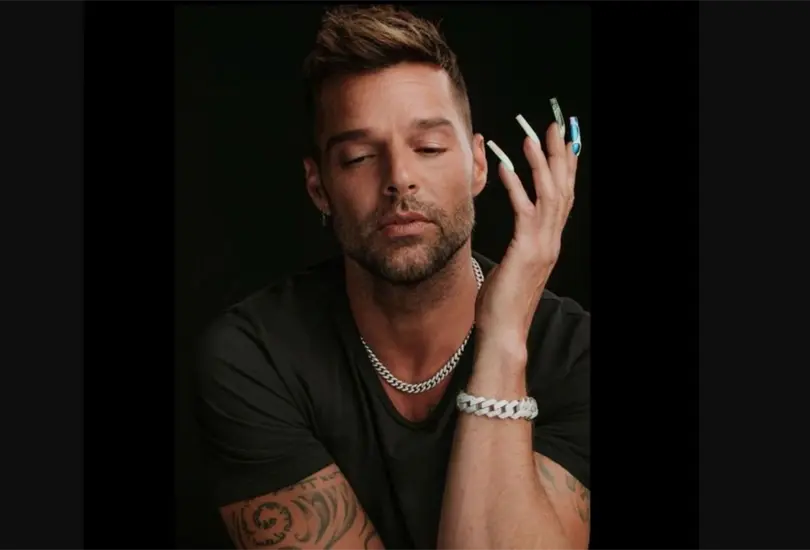 Ricky Martin env&iacute;a fuerte mensaje con u&ntilde;as postizas