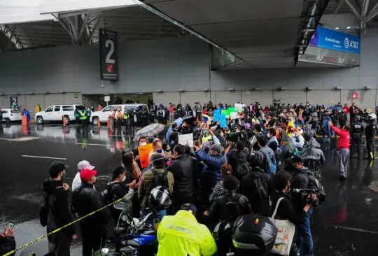 Padres de niños con cáncer bloquean acceso al aeropuerto; exigen medicamentos