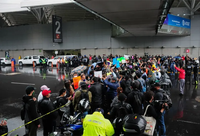Padres de ni&ntilde;os con c&aacute;ncer bloquean acceso al aeropuerto; exigen medicamentos
