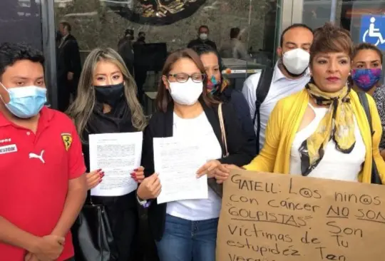 Padres de niños con cáncer denuncian por genocidio a López-Gatell ante la FGR 