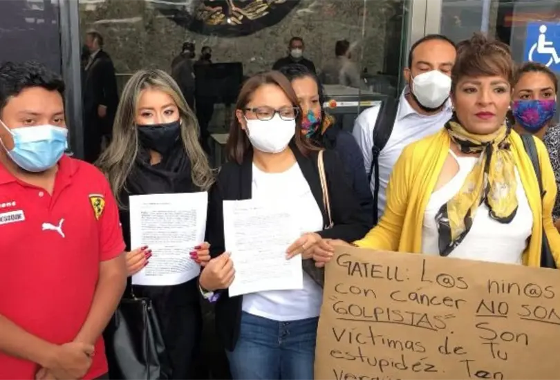 Padres de ni&ntilde;os con c&aacute;ncer denuncian por genocidio a L&oacute;pez-Gatell ante la FGR 