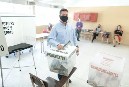 Cabeza de Vaca, gobernador de Tamaulipas, vota en un ambiente de paz