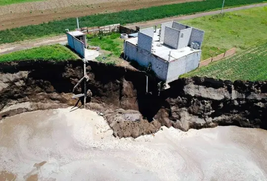 Amplían perímetro del socavón de Puebla por riesgo del derrumbe de la casa