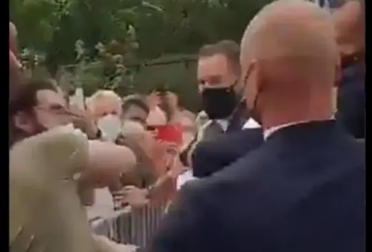 Cachetean en evento público al presidente de Francia Cachetean en evento público al presidente de Francia