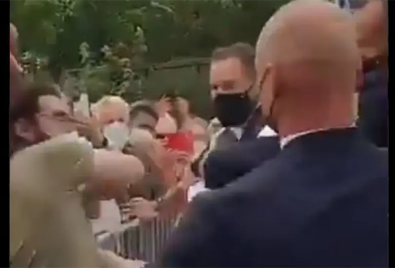 Cachetean en evento p&uacute;blico al presidente de Francia 