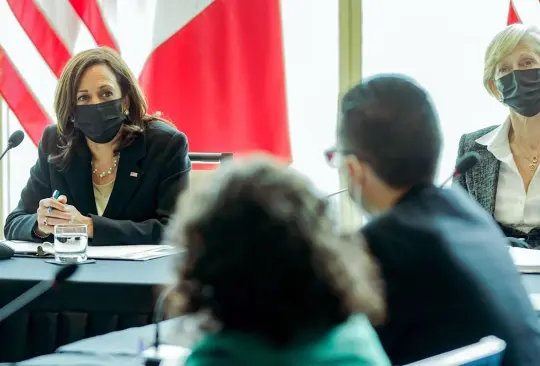 Se cuela falsa reportera en conferencia de prensa de Kamala Harris en M&eacute;xico