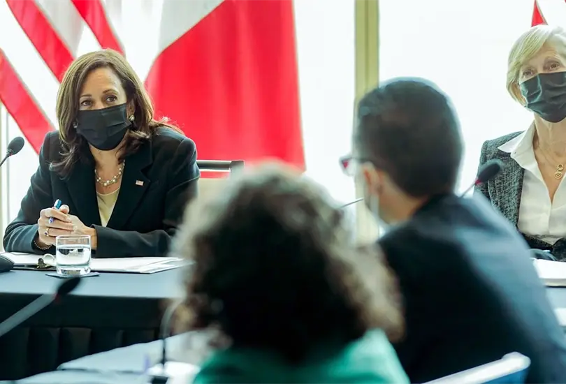 Se cuela falsa reportera en conferencia de prensa de Kamala Harris en M&eacute;xico