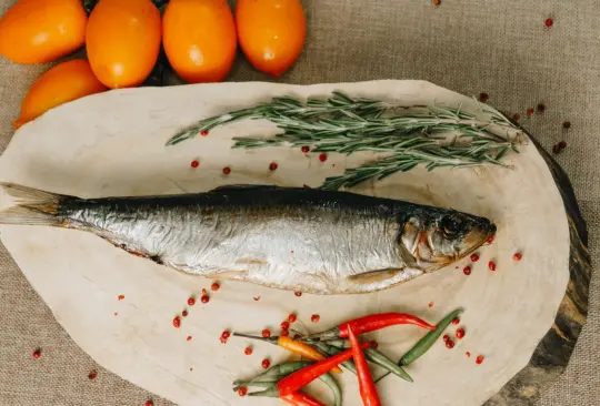 Personas que comen verduras y pescado tienen 70% menos riesgo de COVID grave: estudio