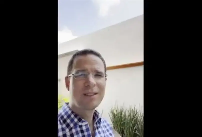Tras burla en la ma&ntilde;anera, Anaya le da permiso a AMLO de tomar una caguama