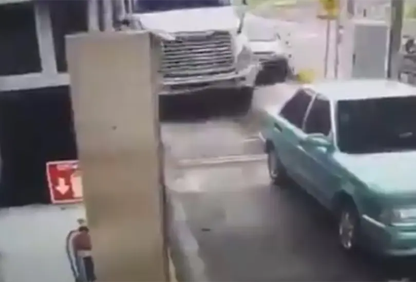Video: Tr&aacute;iler embiste a Tsuru en caseta de cobro; hay varios muertos