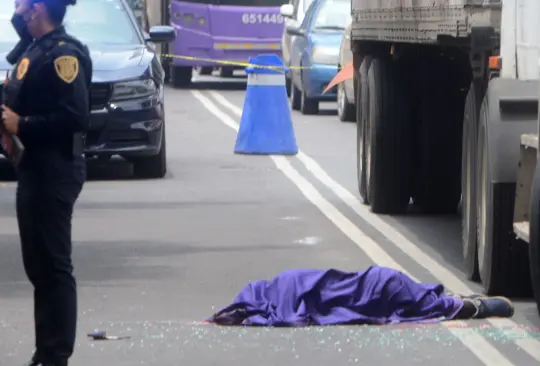 Niña de seis años muere al ser atropellada por un tráiler; golpean al conductor Niña de seis años muere al ser atropellada por un tráiler; golpean al conductor