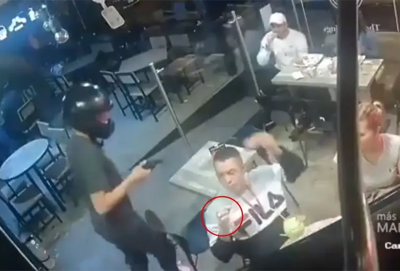 En pleno asalto, hombre entrega su celular sin dejar de comer alitas
