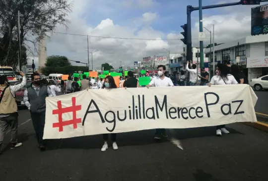 Acciones, no palabras demandan pobladores de Aguililla en marcha por la paz