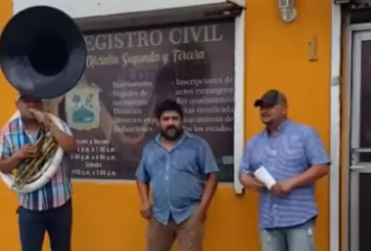 Tras firmar divorcio, hombre festeja y canta a ritmo de banda