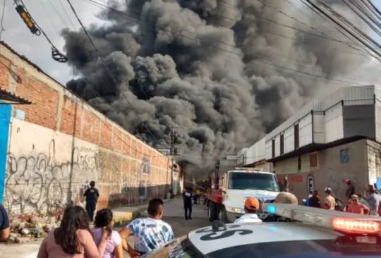 Incendio en fábrica de colchones causa fuerte movilización en Tultitlán 