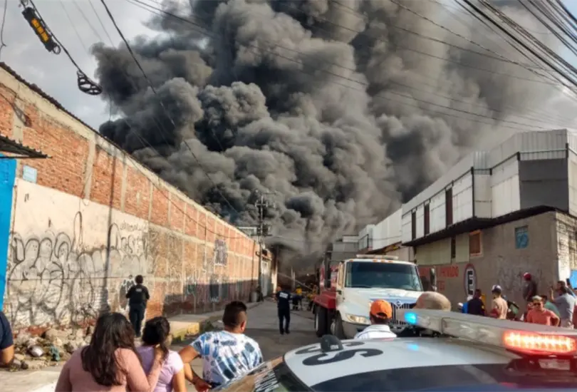 Incendio en f&aacute;brica de colchones causa fuerte movilizaci&oacute;n en Tultitl&aacute;n 