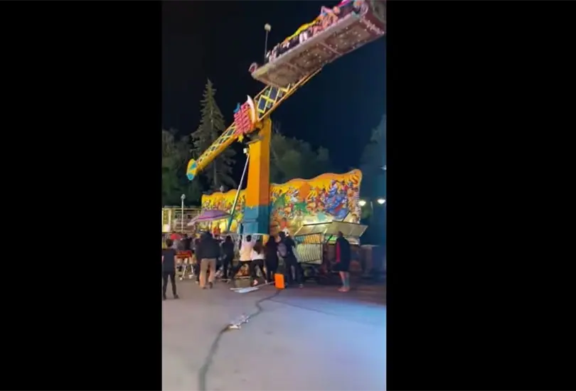 Juego mec&aacute;nico en feria se desprende del piso con personas a bordo 