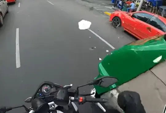 Motociclista rompe el retrovisor a microbús que le cerró el paso