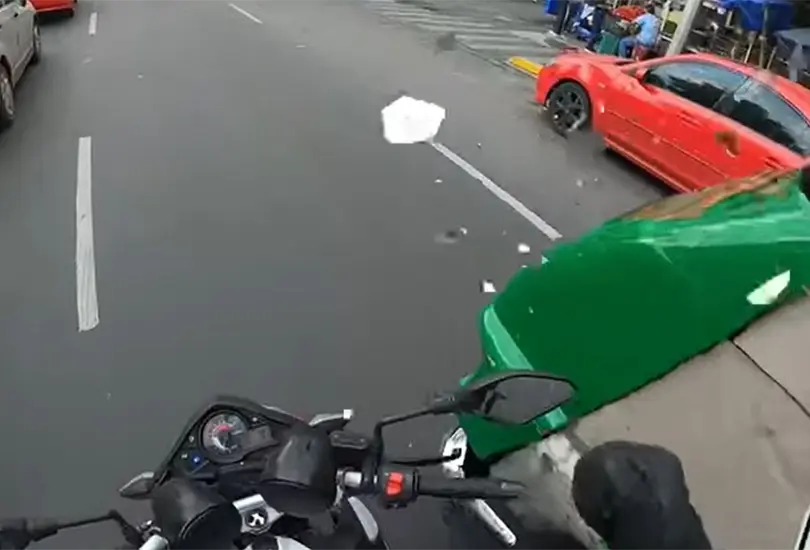 Motociclista rompe el retrovisor a microb&uacute;s que le cerr&oacute; el paso
