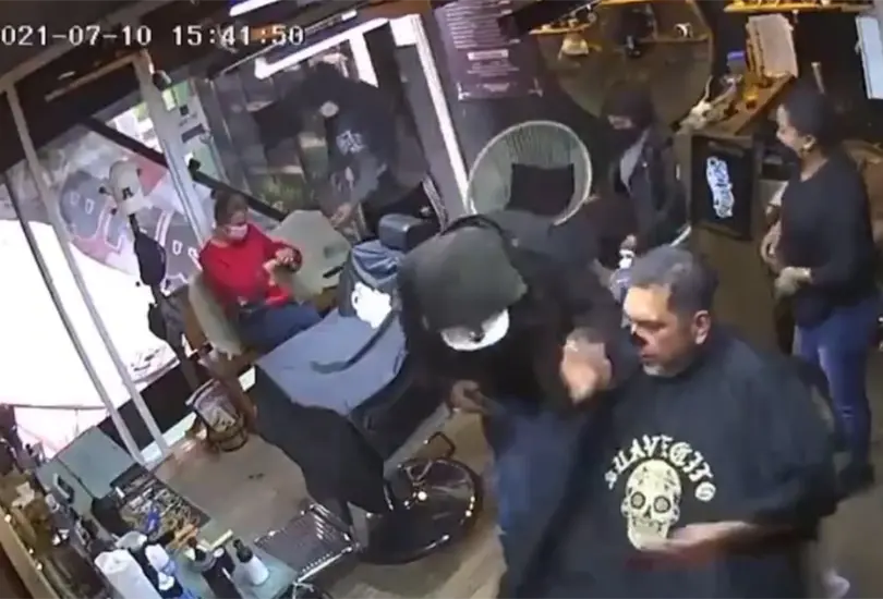 Asaltan, golpean y encierran a personas en una barbería de Toluca Asaltan, golpean y encierran a personas en una barbería de Toluca