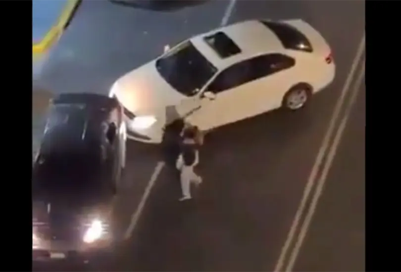 Sujeto golpea con un bat el auto de un chofer de Uber s&oacute;lo porque lo obstru&iacute;a