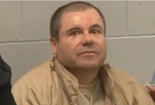 El Chapo Guzmán, sin ropa interior, hace sentadillas frente a militares