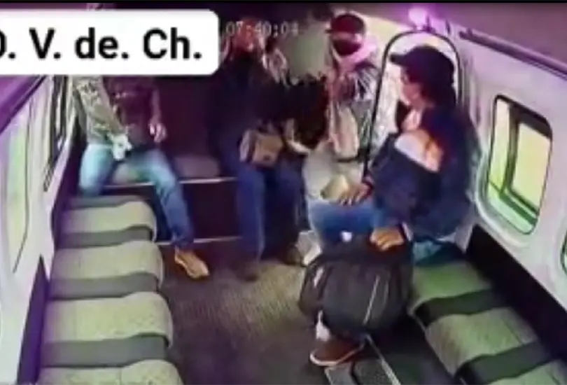#VIDEO Tras no poder asaltar a pasajeros, ladr&oacute;n mejor se baja de combi