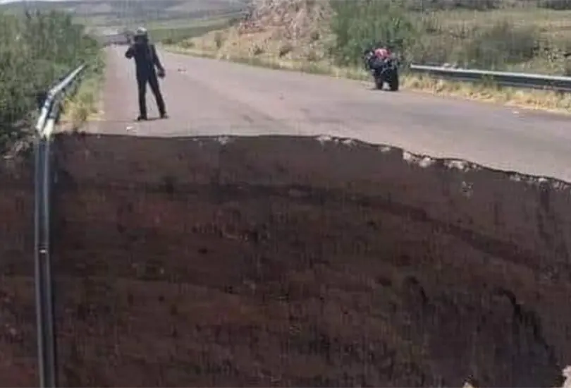 Se abre socav&oacute;n de 15 metros de profundidad en carretera de Chihuahua