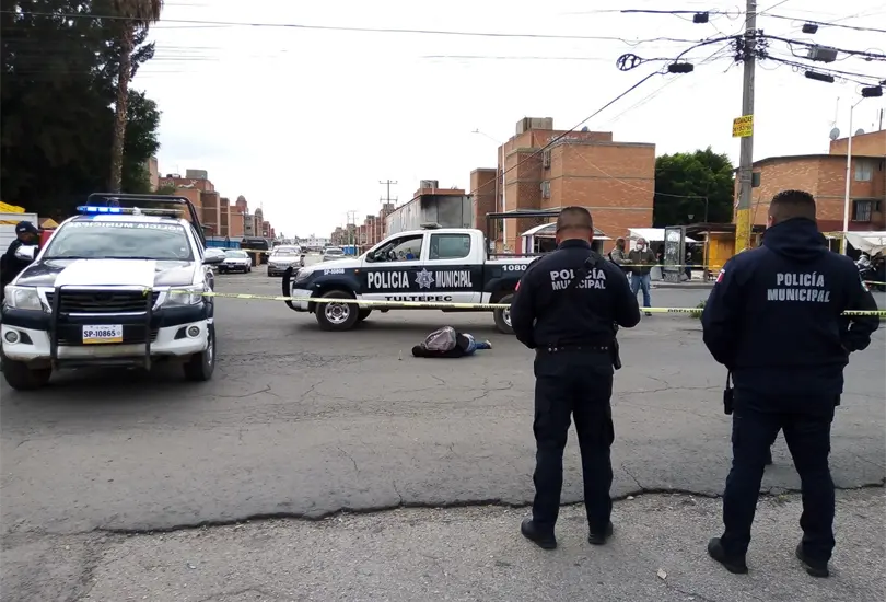 Ladr&oacute;n sube a robar a combi y pasajero acaba con su vida