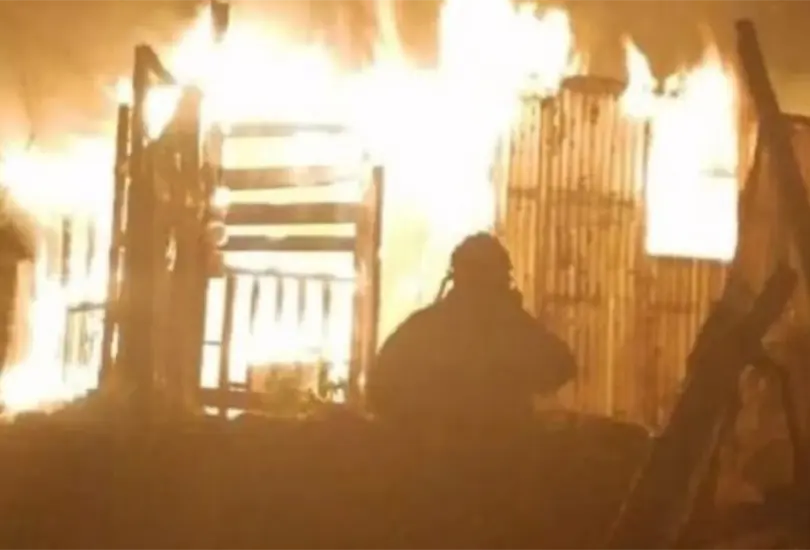 Mujer prende fuego a su casa porque no le ayudaban con el quehacer