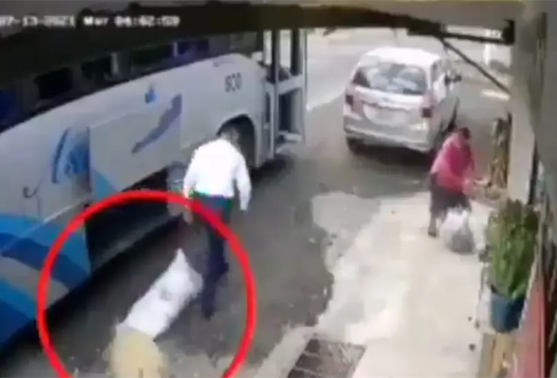 Chofer de autob&uacute;s avienta costal de semillas a abuelita; ya lo investigan 