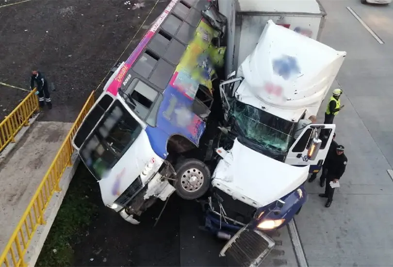 Tr&aacute;iler embiste a cami&oacute;n de pasajeros en la M&eacute;xico-Quer&eacute;taro; hay cuatro muertos