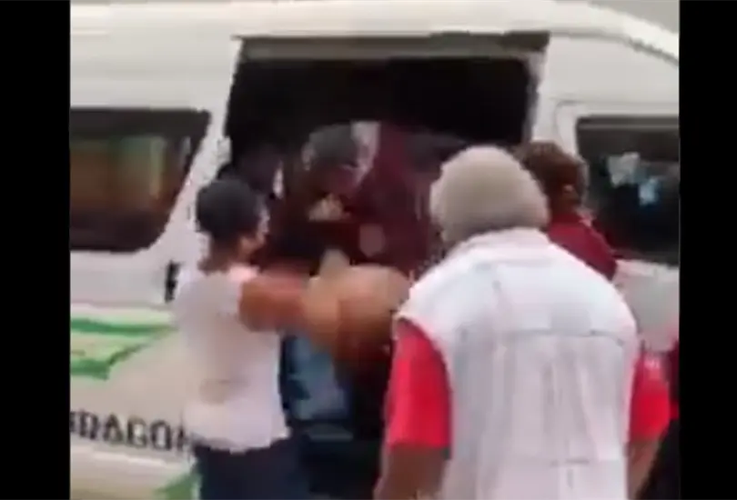 A patadas y pu&ntilde;etazos bajan a ladr&oacute;n de una combi en Edomex 