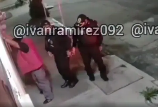 Exhiben a policías de CDMX robando celular a hombre en estado de ebriedad