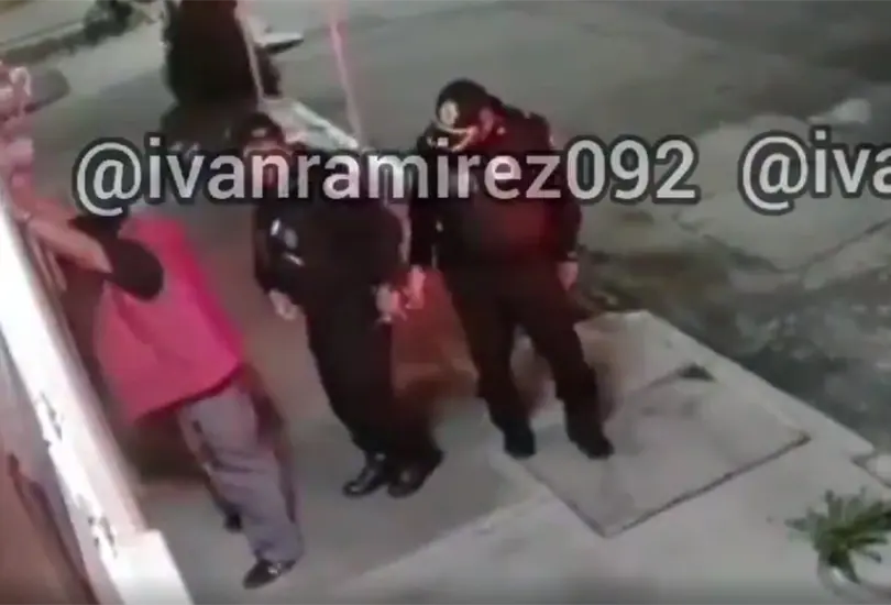 Exhiben a polic&iacute;as de CDMX robando celular a hombre en estado de ebriedad